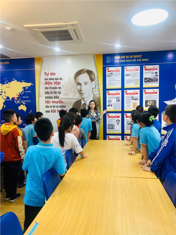 Học sinh tham quan mô hình  Sáng mãi gương anh hùng dân tộc 